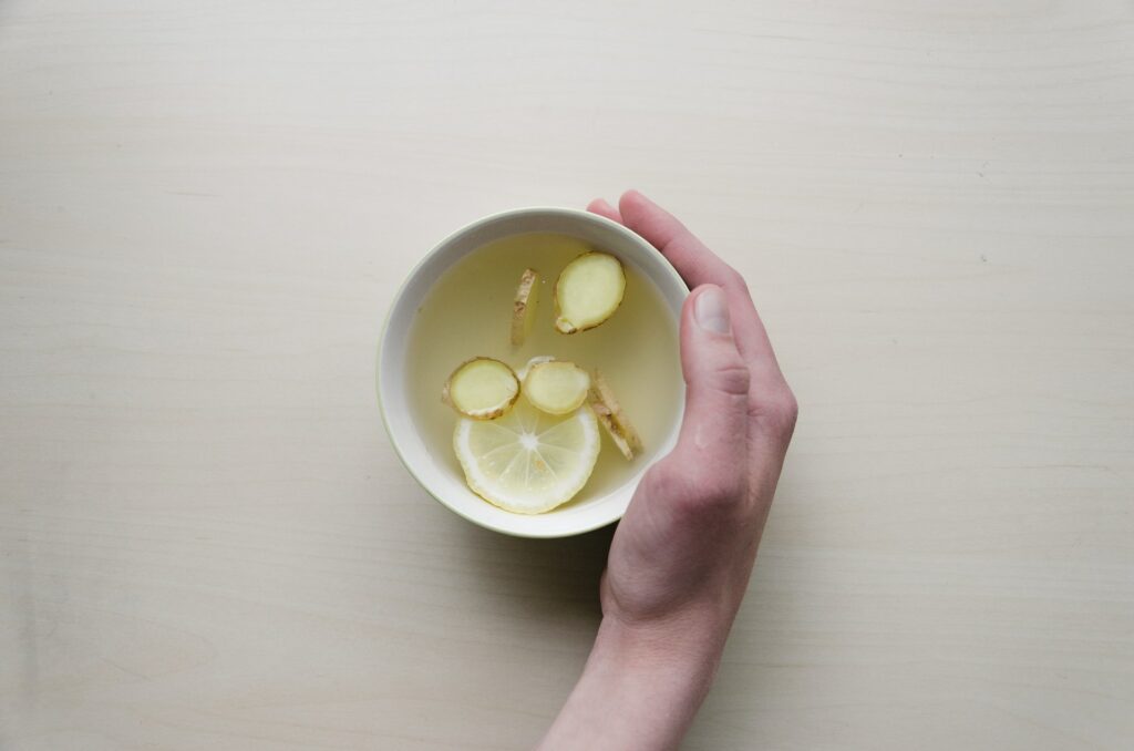 Tasse mit Ingwer-Zitrone Tee