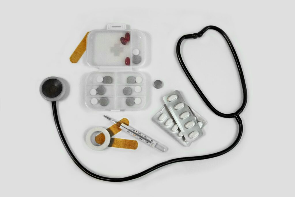 Stethoskop, Medikamente und Spritzen