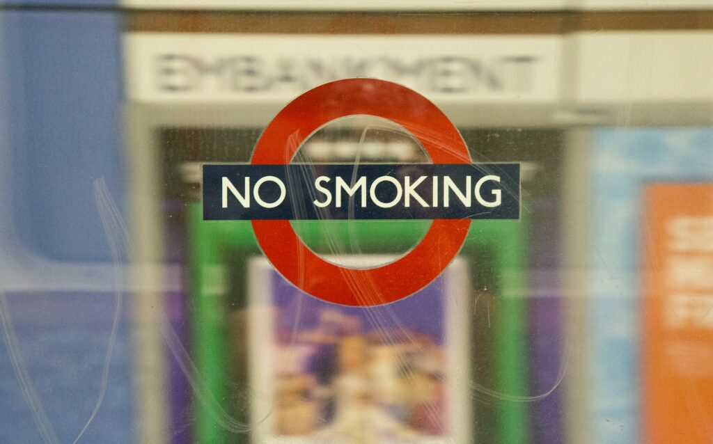 Schild mit der Aufschrift "No Smoking"