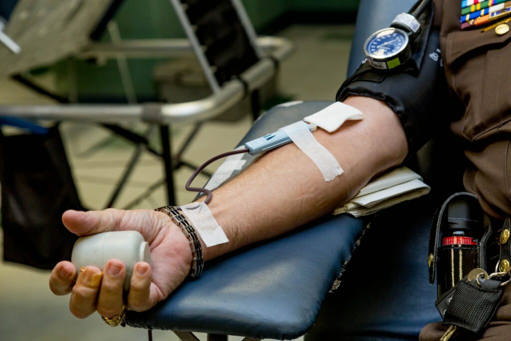 Arm mit Zugang für Bluttransfusion