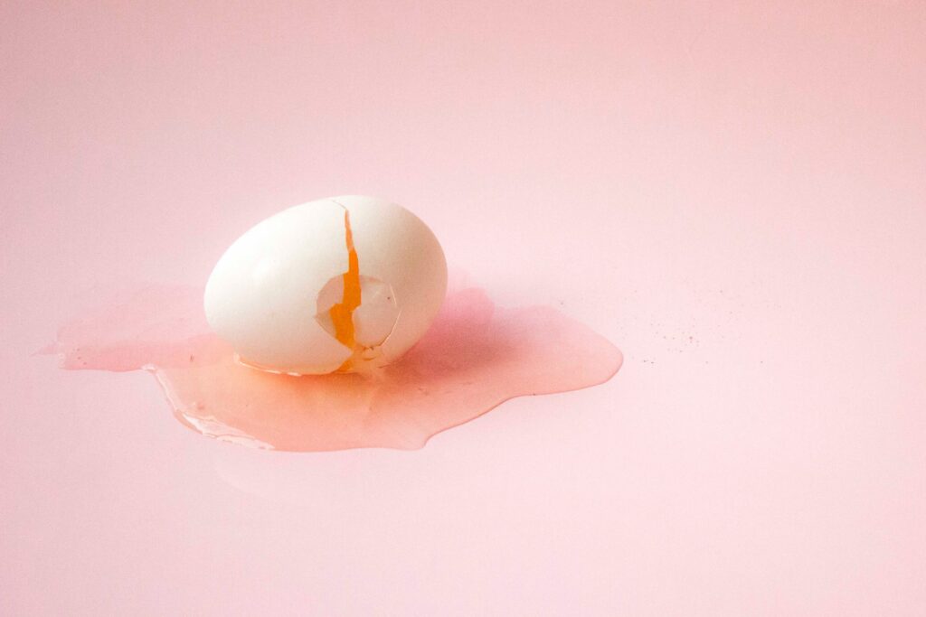Ein aufgebrochenes rohes Ei