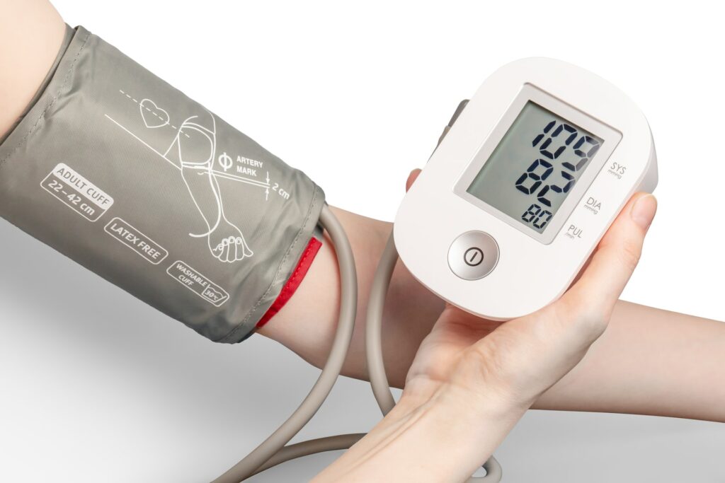 Blutdruck-Messgerät am Arm
