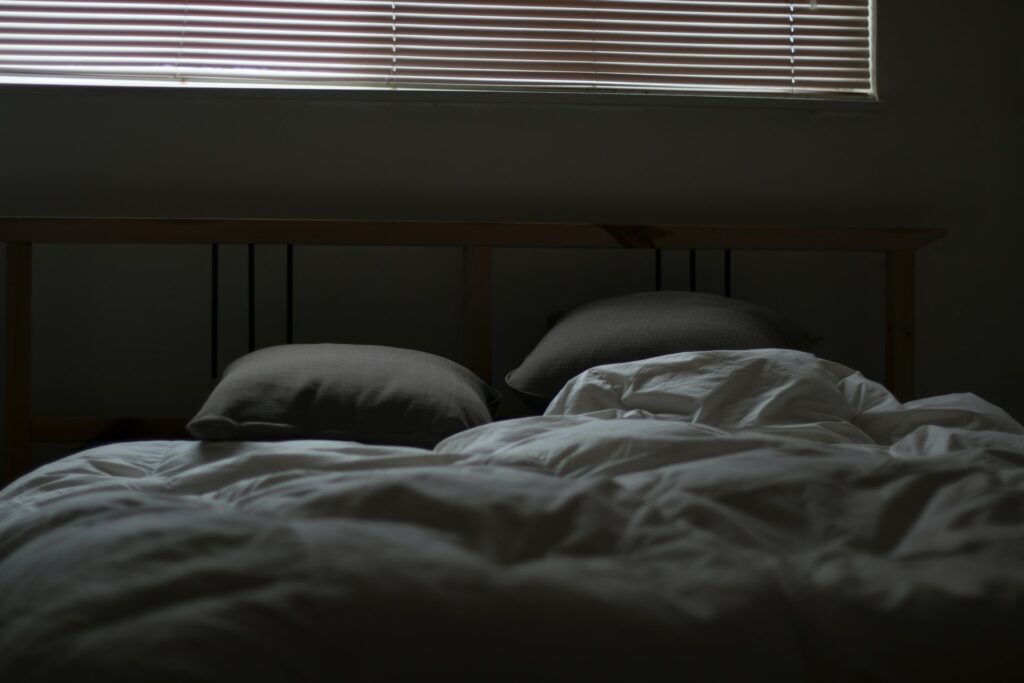 Ein Bett mit Decke und Kissen