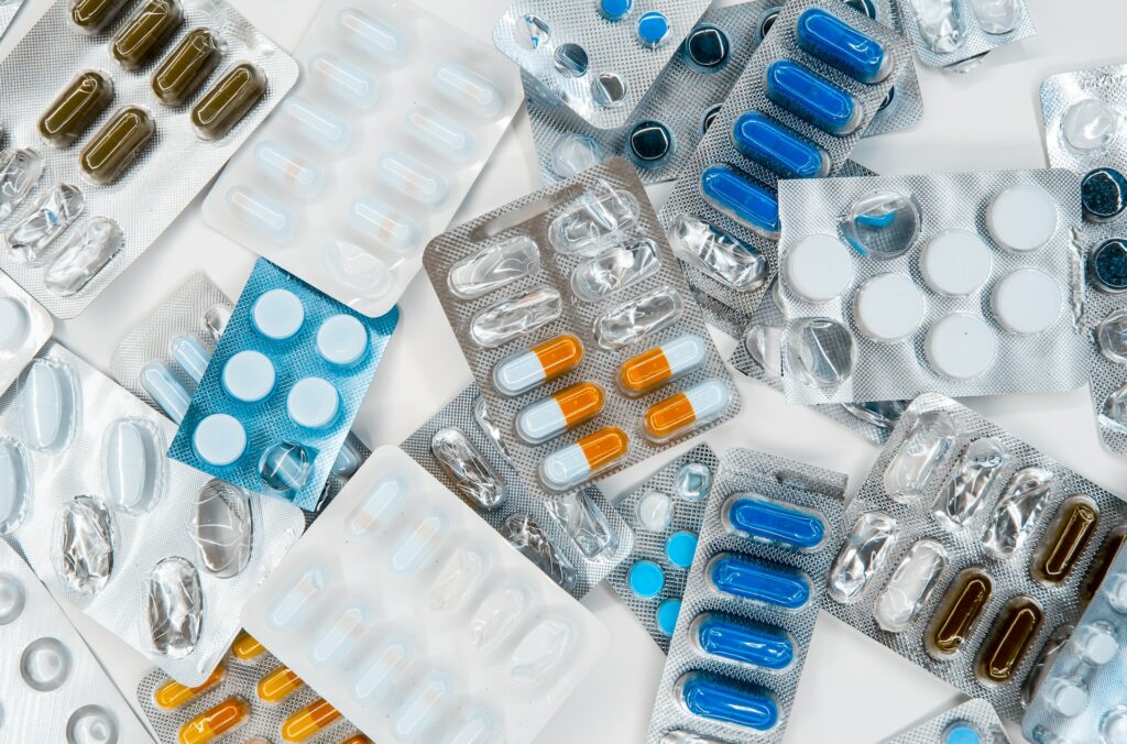 Tabletten in verschiedenen Formen und Farben