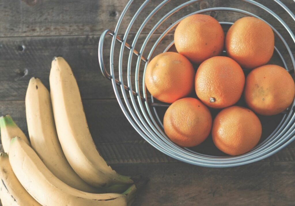 Bananen und Orangen auf einem Tisch