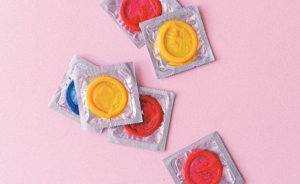 Mehrere Kondome in verschiedenen Farben