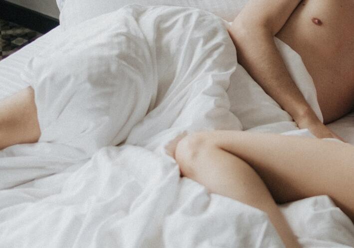 Mann und Frau vertraut und leicht bekleidet im Bett