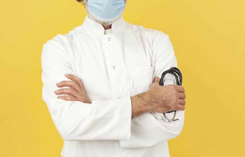 Arzt mit Maske und Stethoskop