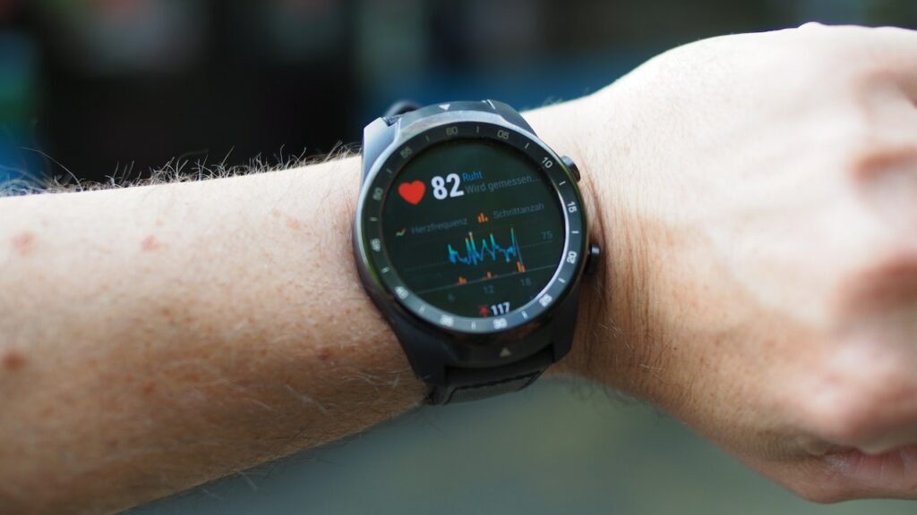 Smartwatch am Handgelenk mit Pulsanzeige