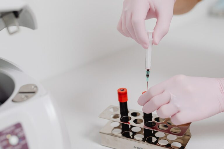 Blut-Spritze wird in Blutproben Röllchen abgegeben.