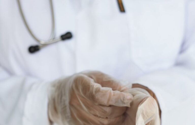 Arzt mit Handschuhen