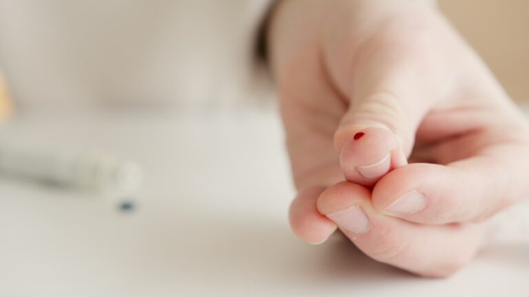 Bluttropfen auf einem Finger