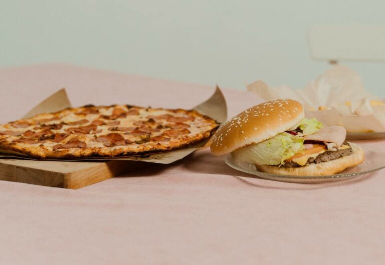 Pizza und Burger auf einem Tisch