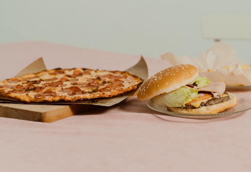 Pizza und Burger auf einem Tisch