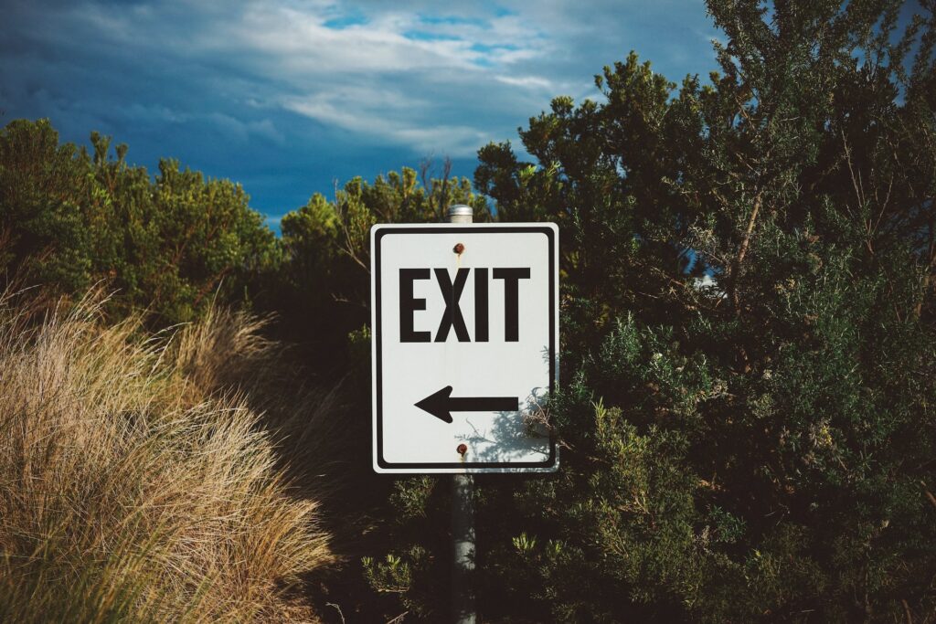 Ein Schild im Grünen mit der Aufschrift "Exit"
