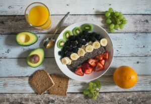 Schüssel mit Obst und Chiasamen und anderen Lebensmitteln