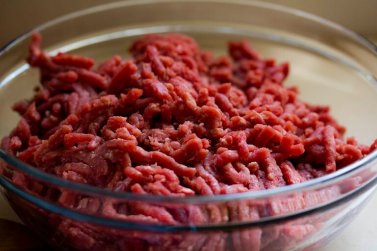 Rohes Hackfleisch in einer Schüssel