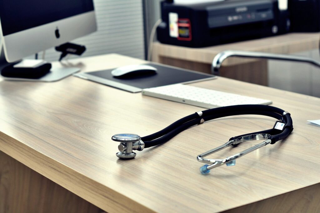 Stethoskop auf dem Tisch eines Arztes