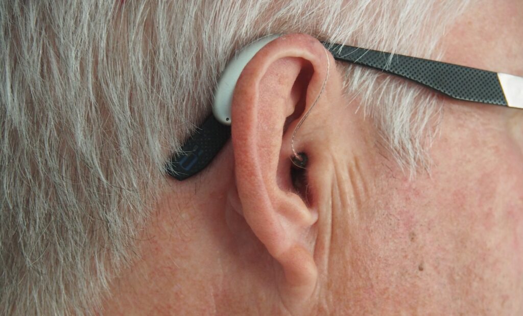 Mann mit Hörgerät im Ohr