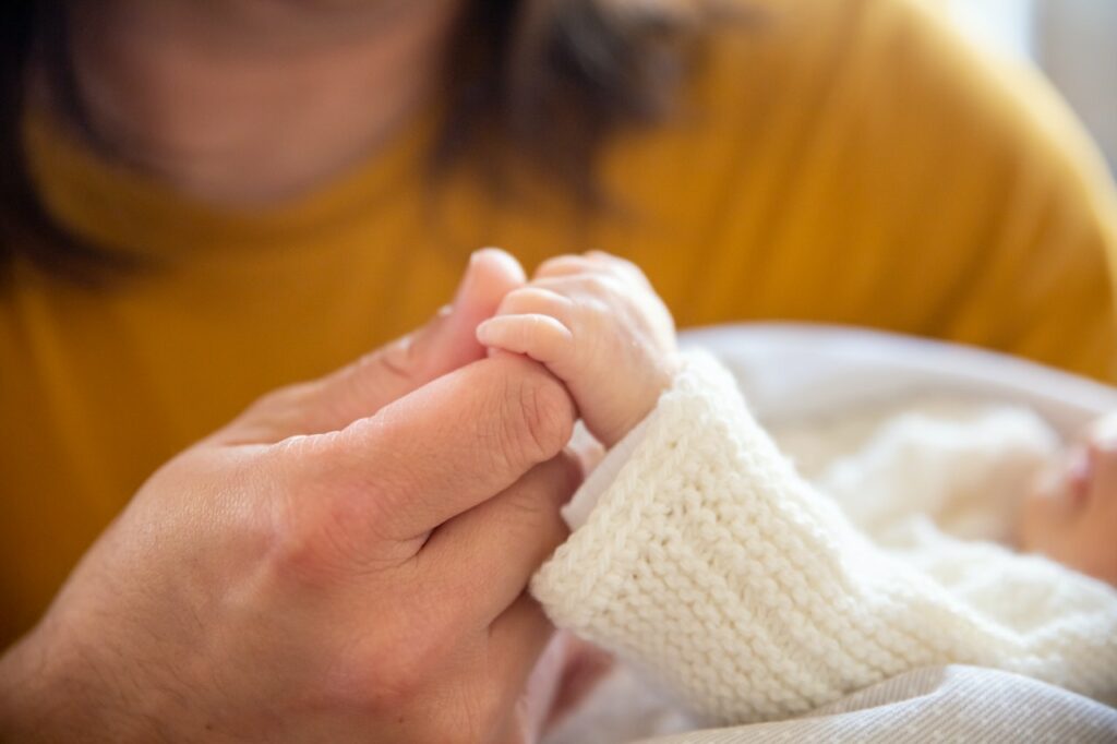 Baby Hand umklammert Finger von Mutter