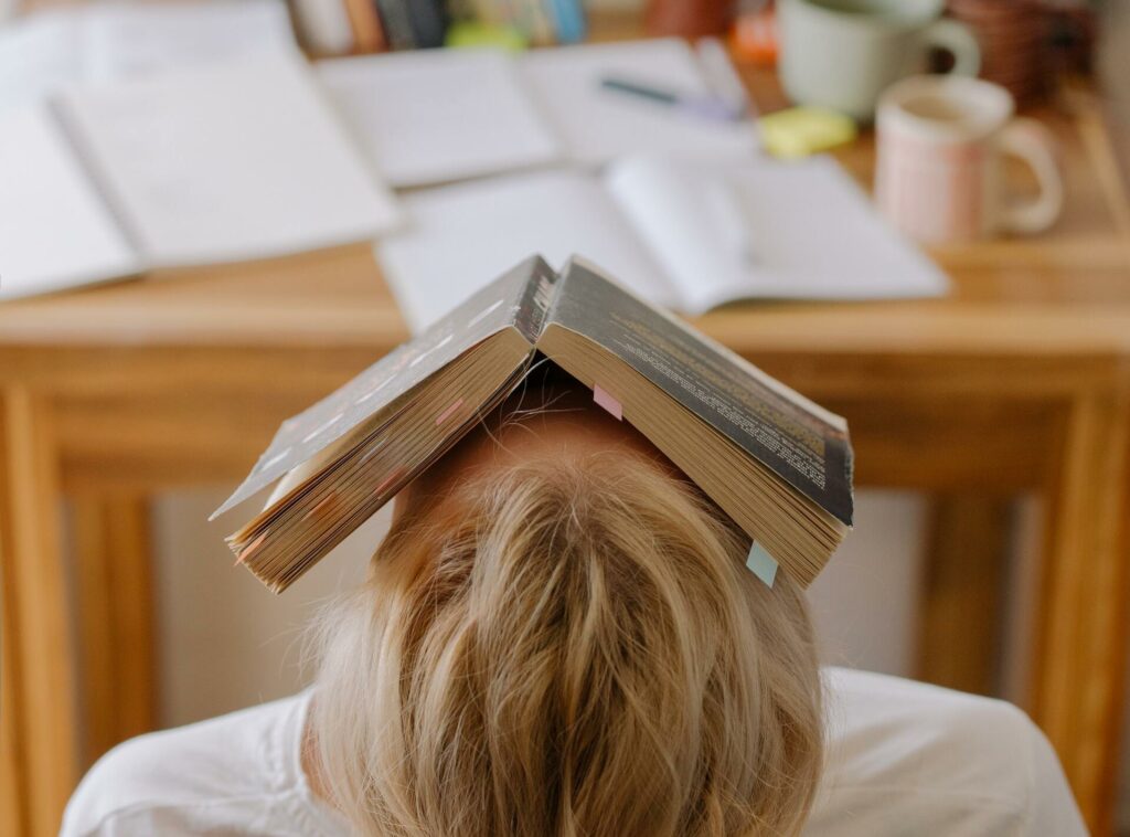 Frau mit Buch auf dem Kopf