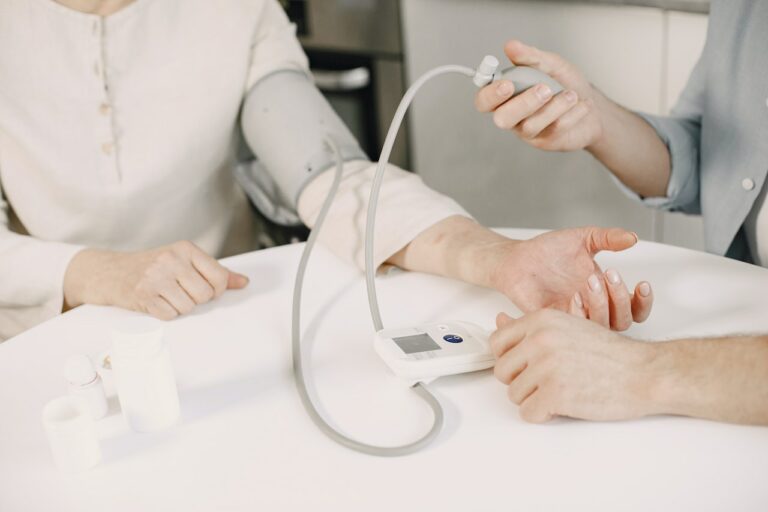 Blutdruck wird am Arm gemessen