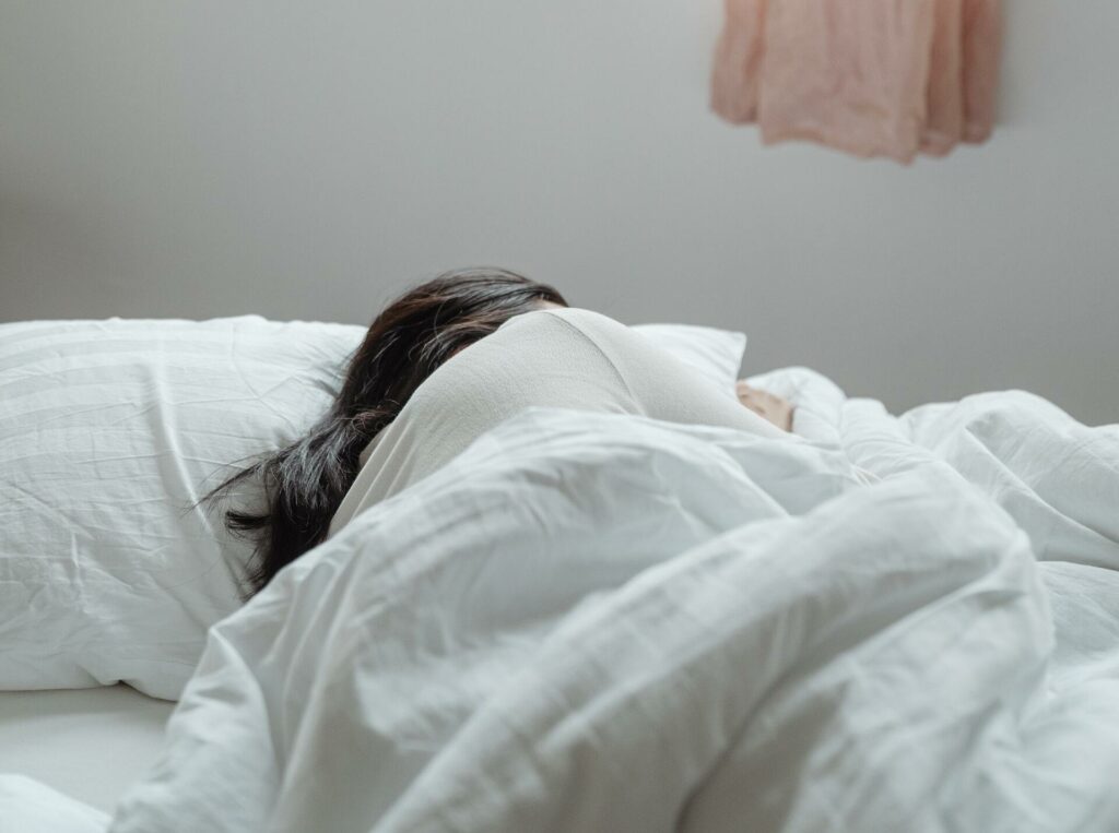Schlafende Frau in einem Bett