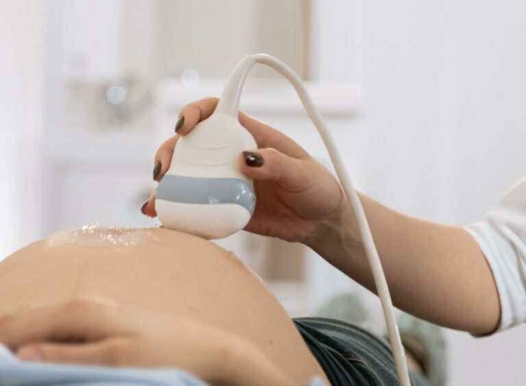 Schwangere Frau bei einer Ultraschalluntersuchung