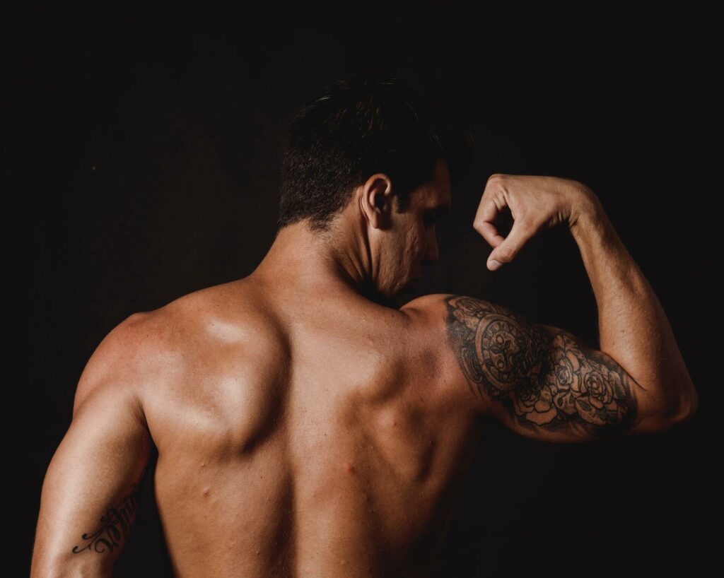 Rücken eines muskulösen Mannes