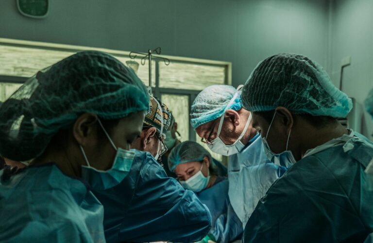 Operationssaal mit mehreren Helfern und Ärzten