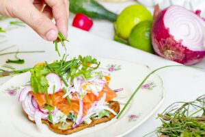 Lachsbrot mit Gemüse