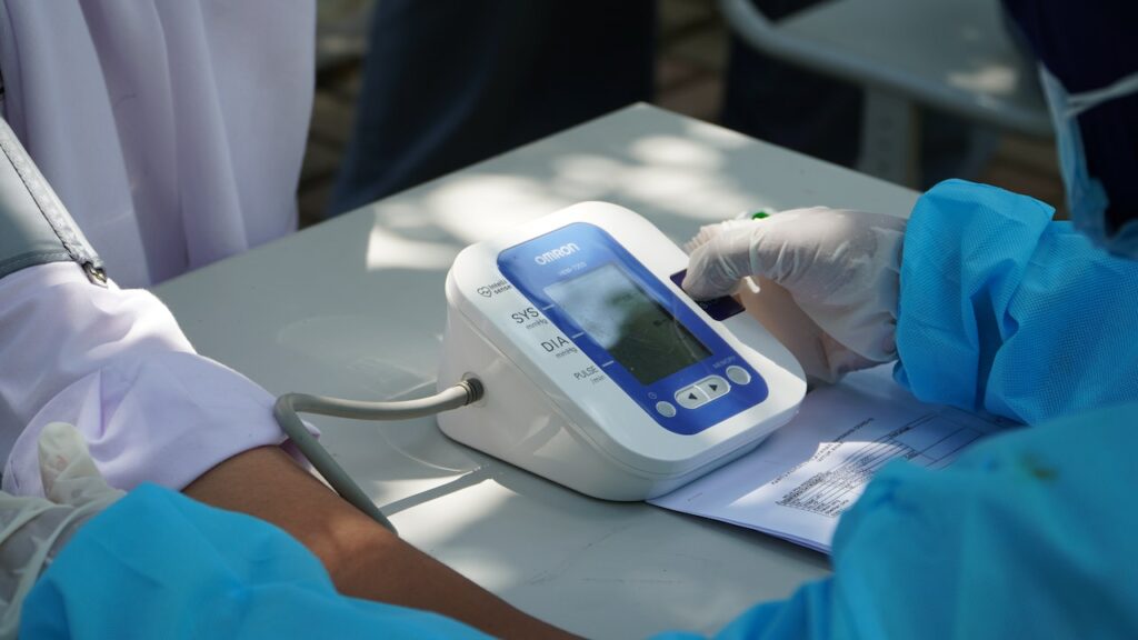 Blutdruck wird von einem Arzt gemessen