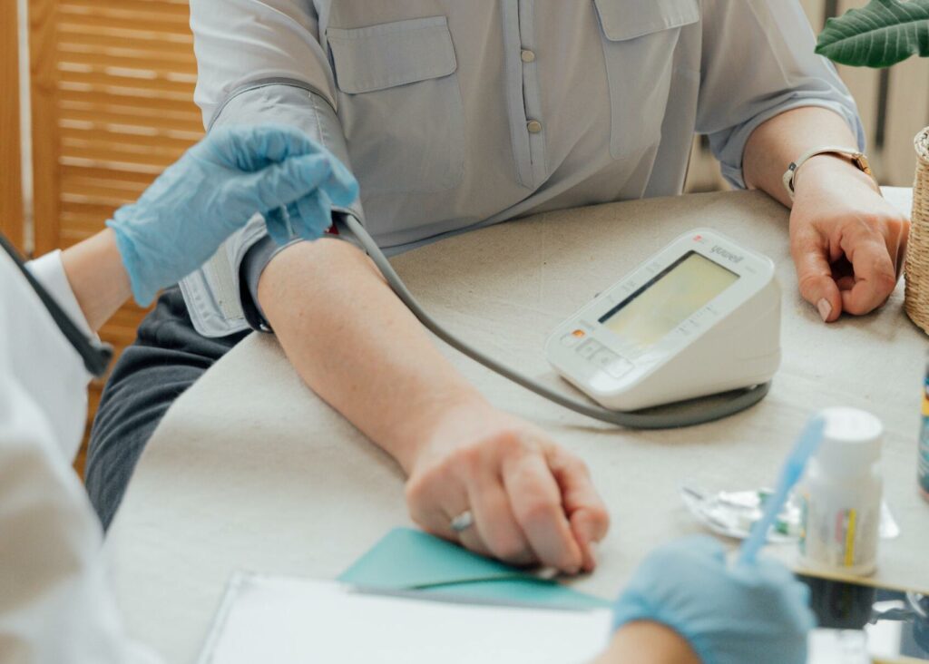 Puls und Blutdruck Messung durch einen Arzt am Arm