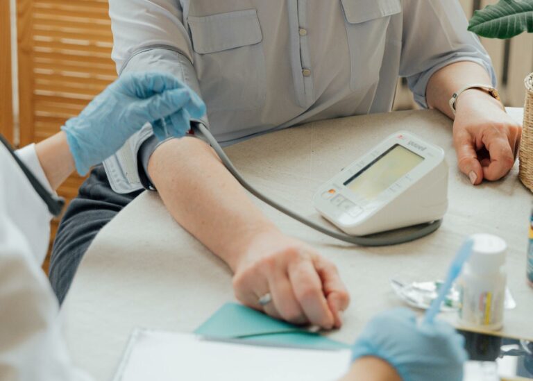 Hoher Blutdruck & niedriger Puls: Ursachen und Behandlung