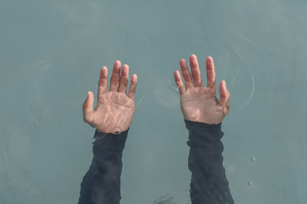 Hände im Wasser