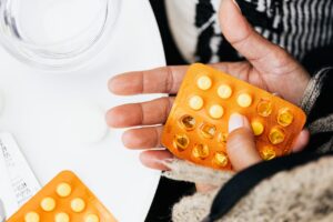 Frau mit Tabletten in der Hand