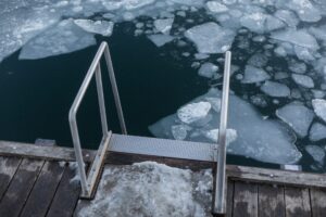 Wasser mit Eis und Treppe zum Eisenbaden