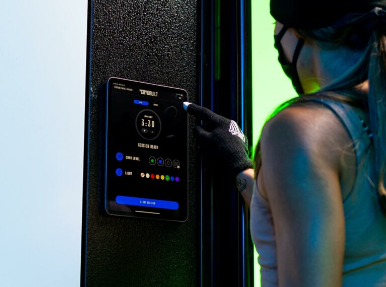 Frau vor einer Kryotherapie-Kammer