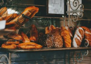 Brote und Baguettes auf einer Ablage