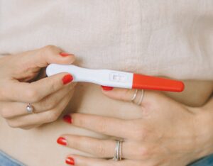 Schwangerschaftstest in der Hand einer Frau