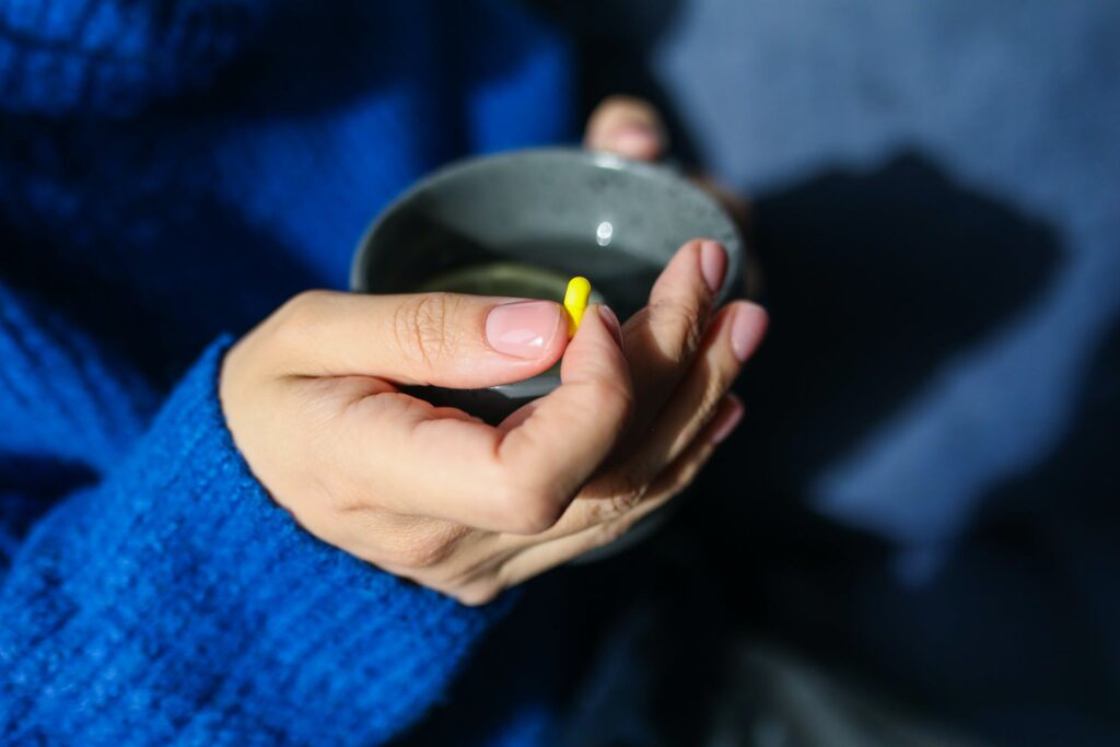 Tablette und Tasse Tee in der Hand einer Frau