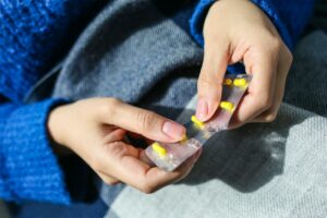 Frau mit Tabletten in der Hand