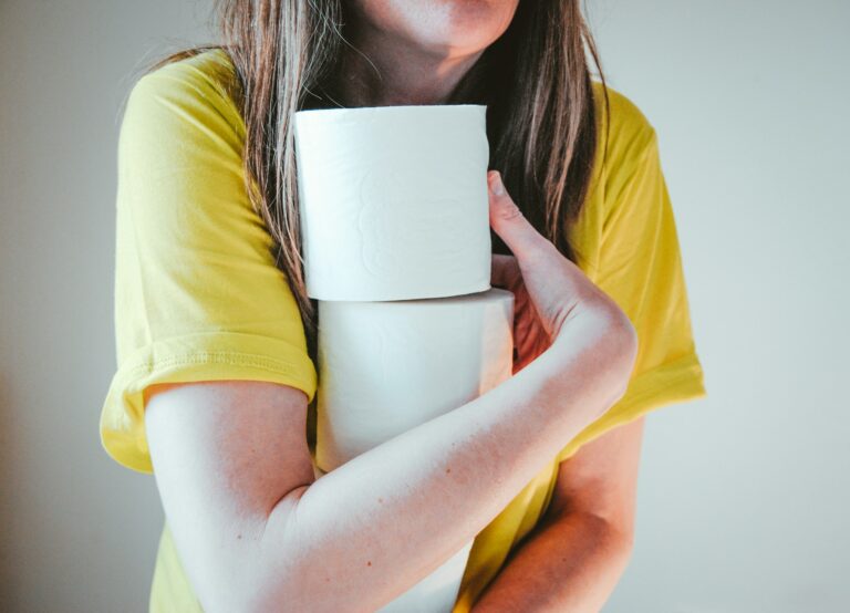 Frau mit Klopapier in der Hand