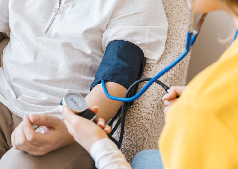 Blutdruck eines Menschen wird gemessen