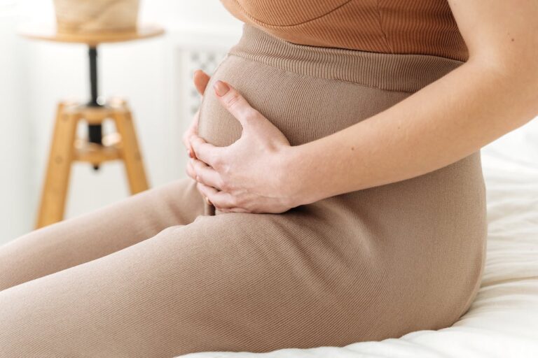 Schwangere Frau hält ihren Bauch