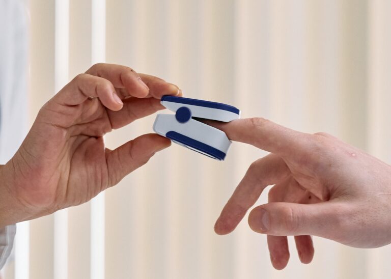 Pulsoximeter wird auf den Finger eines Menschen geklemmt