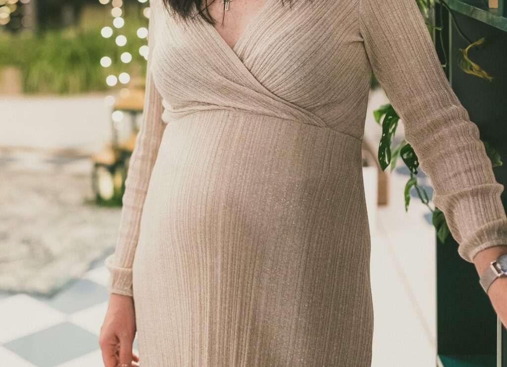 Schwangere Frau im Kleid