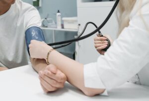 Blutdruck wird bei einem Patienten gemessen