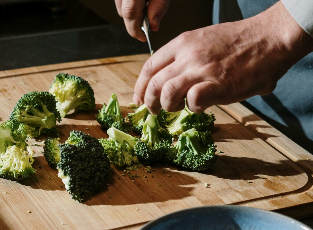 Brokkoli wird geschnitten