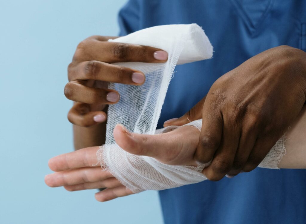 Eine Hand wird bandagiert